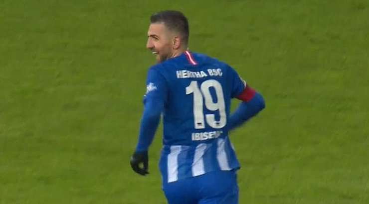 Vào rồi! Vedad Ibisevic (Hertha Berlin) nâng tỉ số lên 2:2 bằng cú đánh đầu từ cự ly gần ghim quả bóng vào góc thấp bên phải khung thành sau đường căng ngang kiến tạo của Davie Selke.