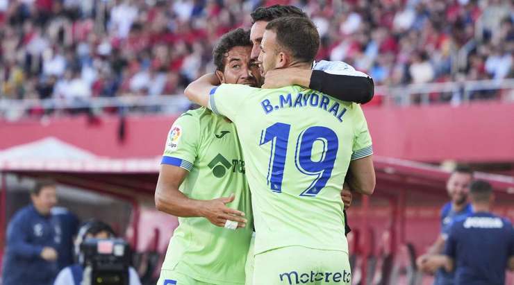 Borja Mayoral (Getafe) đón bóng trống trải và từ rìa vòng cấm tung một cú sút bị làm chệch hướng và vượt qua Predrag Rajkovic không thể làm gì được. 0:1.