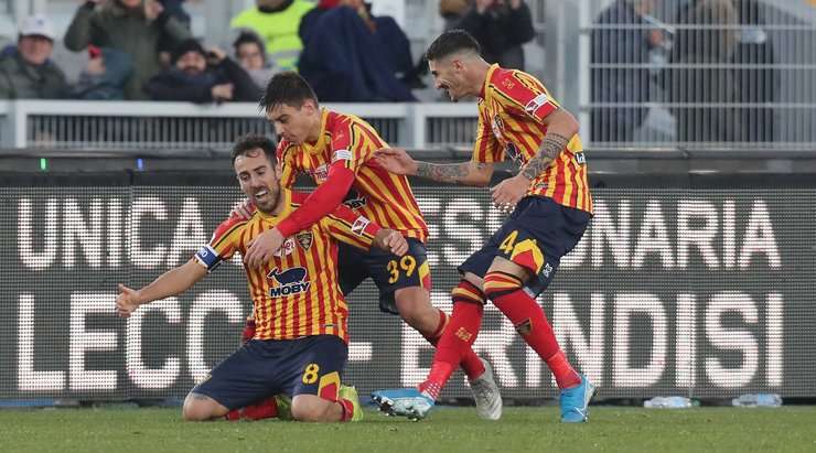 Tỉ số là 1:1! Zan Majer chuyền bóng cho Marco Mancosu (Lecce) trong vòng cấm, người không bị ai kèm và sút bóng vào góc trái phía dưới.