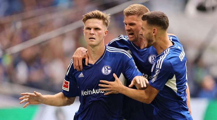 Vào! Marius Bulter (Schalke) giành chiến thắng trên chấm phạt đền bằng một cú sút không thể cản phá, vượt qua tầm với của thủ môn Frederik Ronnow vào góc thấp bên trái.