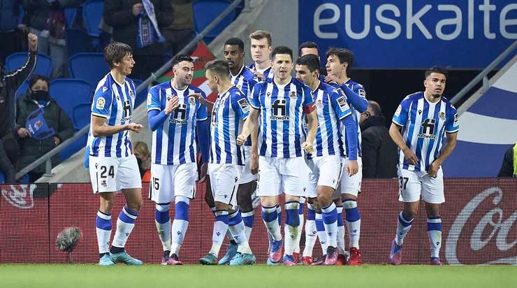 Vào! Oier Olazabal đã chạm được những đầu ngón tay vào bóng sau cú sút của Alexander Isak (Real Sociedad), nhưng chừng đó thôi không đủ ngăn trái bóng đi vào góc thấp bên trái khung thành.