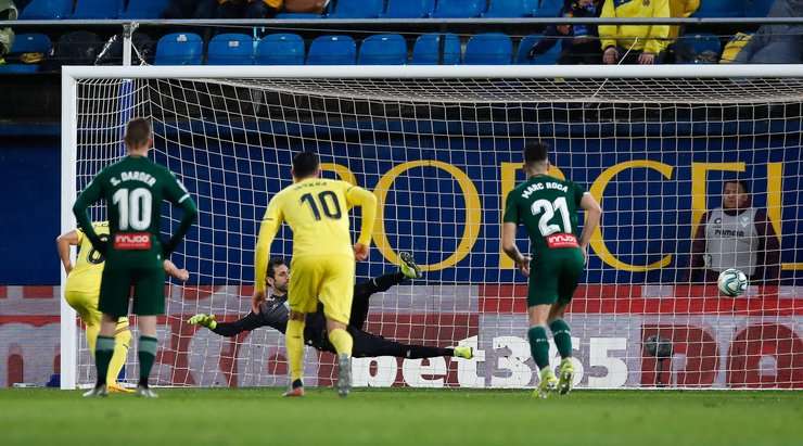 Santi Cazorla (Villarreal) bình tĩnh thực hiện quả phạt đền và anh đánh bại thủ môn với một cú sút chuẩn xác vào góc thấp bên phải.