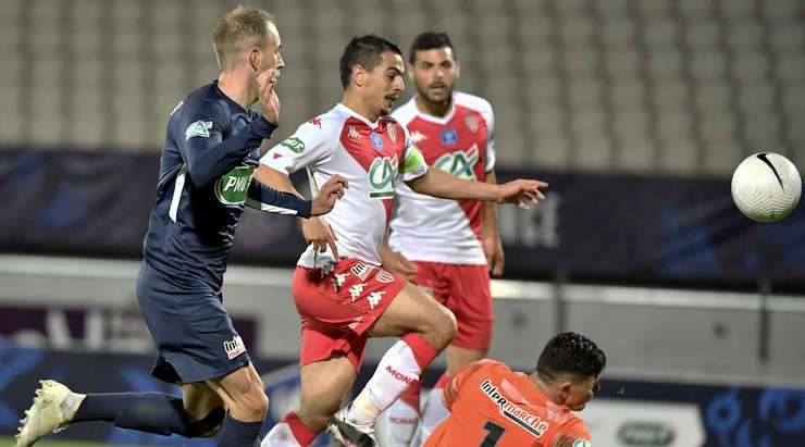 VÀO! Wissam Ben Yedder (Monaco) nhận một đường chuyền và từ trong vòng cấm anh ấy lốp bóng qua Dan Delaunay, người đã ra khỏi vạch vôi. Một pha dứt điểm tuyệt vời! 1:3.