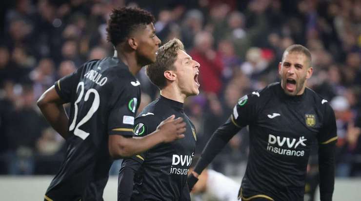 Vào! Yari Verschaeren (Anderlecht) thể hiện sự nhạy bén của mình trong vòng cấm khi anh ấy đón một đường chuyền thông minh từ đồng đội và tung cú sút một chạm vào sát phía trong cột dọc bên trái. Islam Slimani là người đã kiến tạo bàn thắng. Tỉ số là 2:0.
