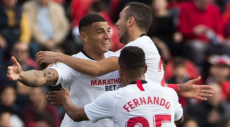 Vàoo! Ever Banega nhận trách nhiệm thực hiện quả phạt góc, còn Diego Carlos (Sevilla) là người đã chạm được đầu vào quả bóng và đưa nó vào ngay giữa khung thành. Tỉ số là 0:1.