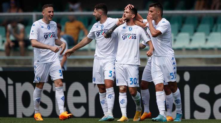 PHẢN LƯỚI NHÀ! Giangiacomo Magnani (Verona) có một khoảnh khắc đáng quên khi anh vô tình làm đổi hướng cú sút, và đưa bóng thẳng vào khung thành đội nhà! Tỉ số là: 1:1.