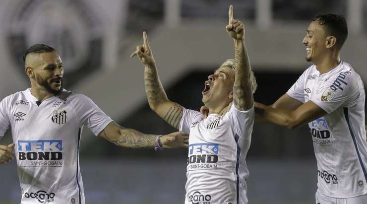 Vào! Yeferson Julio Soteldo Martinez (Santos) len lỏi qua các cầu thủ đối phương trước khi tung một cú sút tuyệt diệu từ rìa vòng cấm vào góc cao bên trái mành lưới. Thủ môn Esteban Andrada đã không có cơ hội nào để chạm vào quả bóng. Tỉ số là 2:0.