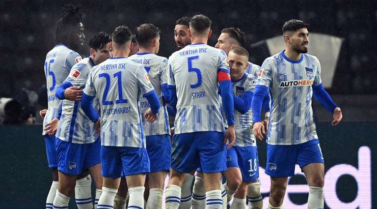 Marco Richter (Hertha Berlin) có một cơ hội tuyệt vời bên trong vòng cấm và anh không mắc bất kỳ sai sót nào để đưa bóng vào lưới một cách gọn gàng.