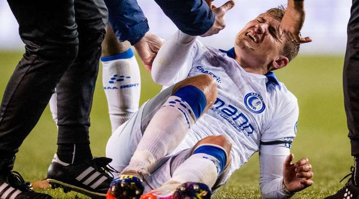 Alessio Castro-Montes (Gent) đang nằm sân sau pha tranh bóng trước đó và đội ngũ y tế đang được gọi vào để giúp anh ấy.
