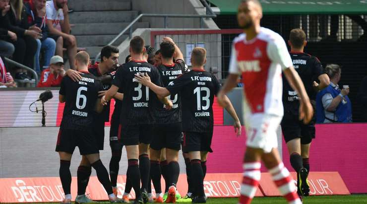 Timo Hubers (Köln) vừa ghi được một bàn thắng, rất tiếc đó lại là một bàn phản lưới nhà!