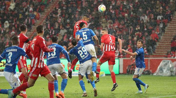Một quả phạt góc hoàn hảo! Danilho Doekhi (Union Berlin) đón đường treo bóng vào và tung một cú đánh đầu uy lực từ gần chấm phạt đền vào góc cao bên phải, nâng tỉ số trận đấu ngày hôm nay lên 1:1.