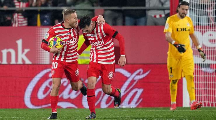 Vào! Samuel Saiz (Girona) sút bóng vào góc thấp bên trái khung thành, vượt qua tầm với của Stole Dimitrievski dù thủ môn đã đổ người hết cỡ.