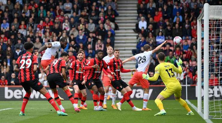 Michail Antonio (West Ham) bật cao nhất để đón bóng từ một quả đá phạt được thực hiện hoàn hảo và đánh đầu đưa bóng vào lưới trong sự bất lực của thủ môn.