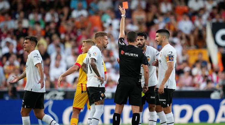 Eray Comert (Valencia) không thể kiểm soát bản thân và anh đốn ngã một cầu thủ đối phương. Trọng tài không còn sự lựa chọn nào khác ngoài việc rút ra một chiếc thẻ đỏ trực tiếp!