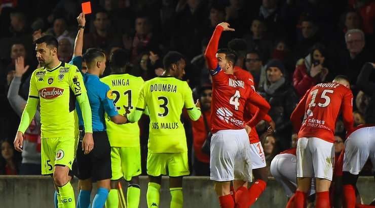 Casimir Ninga (Angers) bị đuổi khỏi sân sau cú tắc bóng ác ý. Không có chỗ cho những hành vi như vậy trong bóng đá.