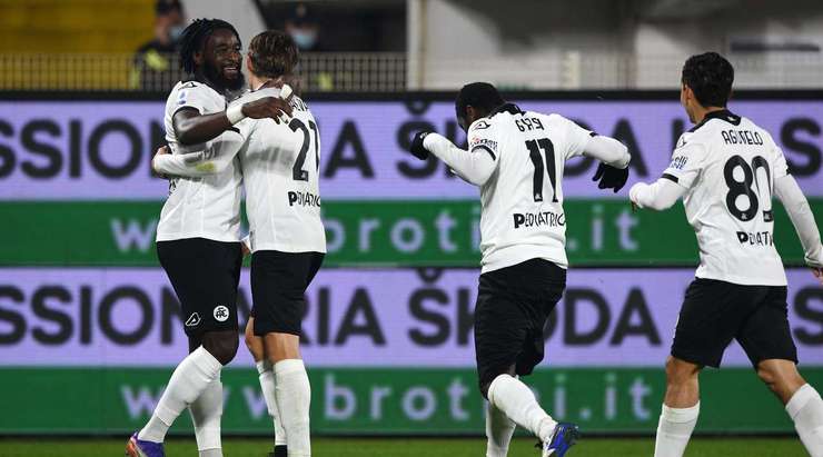 Vào! Emmanuel Quartsin Gyasi đưa bóng qua vòng cấm và M'Bala Nzola (Spezia) đã có một nhiệm vụ dễ dàng nhất thế giới để đưa bóng vào lưới trống. 1:0.