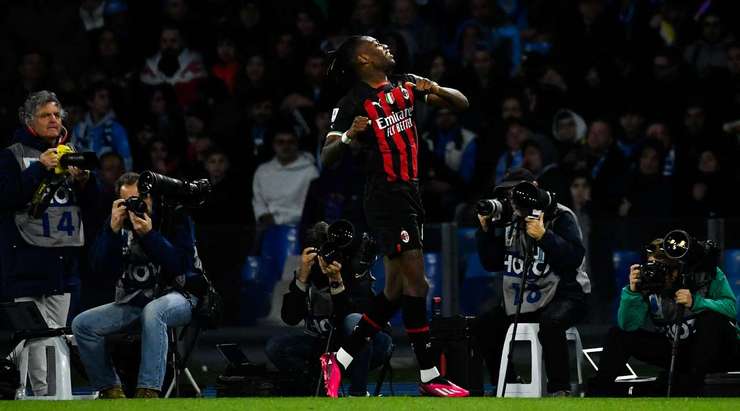 Bàn thắng đến từ một tình huống phối hợp đồng đội tuyệt vời! Rafael Leao (AC Milan) đón một đường chuyền hoàn hảo và tung một cú sút xuất sắc vào góc cao bên phải. Thủ môn không thể làm gì với những cú sút như thế.