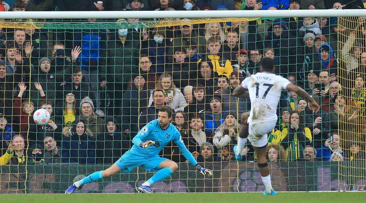 VÀO! Đó là một cú sút phạt đền hoàn hảo của Ivan Toney (Brentford) về phía bên trái khung thành, không có một chút cơ hội nào cho thủ môn Tim Krul để cản phá!