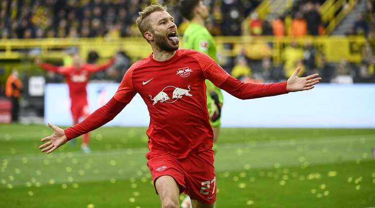 VÀO! Konrad Laimer (RB Leipzig) nhận một đường chuyền và từ trong vòng cấm anh ấy lốp bóng qua Gregor Kobel, người đã ra khỏi vạch vôi. Một pha dứt điểm tuyệt vời! 0:1.