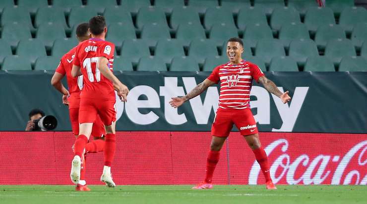 Vào! Một sai lầm từ hàng phòng ngự đã biếu không một cơ hội cho Darwin Machis (Granada CF). Cầu thủ này đã rất bình tĩnh và dễ dàng đệm bóng vào lưới từ cự li gần. 1:1.