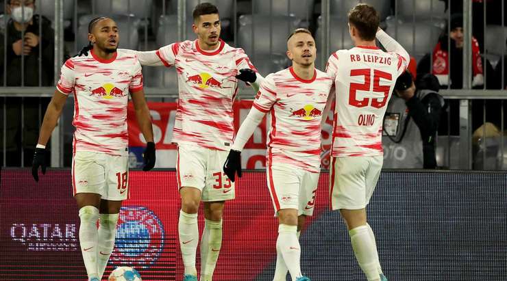 Vào! Konrad Laimer thực hiện một đường chuyền đến chân Christopher Nkunku (RB Leipzig) và cầu thủ này tung một cú sút từ trong vòng cấm, đưa bóng vào góc thấp bên trái mành lưới. Tỉ số là 2:2.