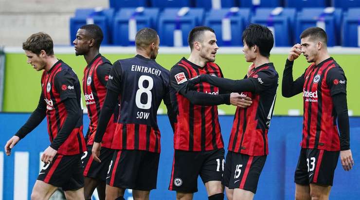 VÀO! Một pha kiến tạo xuất sắc của Amin Younes, người đóng vai trò then chốt trong việc tổ chức tấn công. Anh ấy dọn cỗ cho Filip Kostic (Eintracht Frankfurt), người đánh bại Oliver Baumann với một cú sút tuyệt vời vào góc phải phía dưới. 0:1.