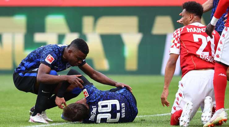 VÀO! Marton Dardai cứa bóng từ vị trí đá phạt vào vòng cấm và Lucas Tousart (Hertha Berlin) thoát khỏi người theo kèm để tung một cú đánh đầu xuất sắc, đánh bại thủ môn Robin Zentner và đưa bóng vào góc trái phía dưới. Tỉ số là 0:1.