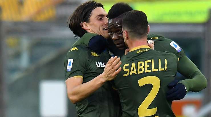 Vào! Mario Balotelli (Brescia) tung một cú sút một chạm trong vòng cấm và đánh bại thủ môn đối phương. Bóng đi vào phía trong cột dọc bên phải. 0:1.