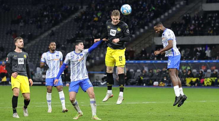 Vào! Raphael Guerreiro là người kiến tạo còn Steffen Tigges (Dortmund) là một sát thủ thật sự. Anh kết thúc đường căng ngang bằng một cú đánh đầu lạnh lùng từ cự ly gần vào góc phải khung thành. Tỉ số là 3:2.