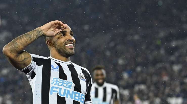 Vào! Một sai lầm từ hàng phòng ngự đã biếu không một cơ hội cho Callum Wilson (Newcastle Utd). Cầu thủ này đã rất bình tĩnh và dễ dàng đệm bóng vào lưới từ cự li gần. 1:3.