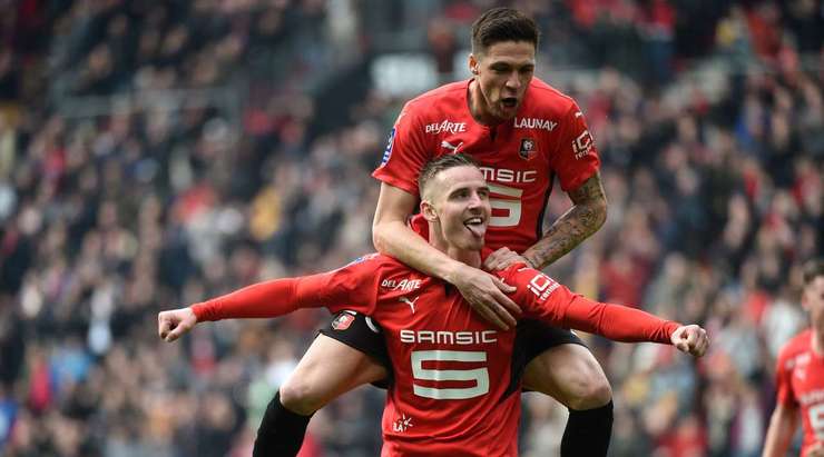 Vào! Benjamin Bourigeaud (Rennes) tung một cú sút một chạm trong vòng cấm và đánh bại thủ môn đối phương. Bóng đi vào thẳng vào nóc lưới. 1:0.