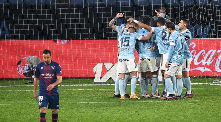 Iago Aspas (Celta Vigo) đối mặt với thủ môn sau một nỗ lực rê bóng lắt léo. Anh giữ cái đầu lạnh băng và bình tĩnh sút tung lưới đối phương!