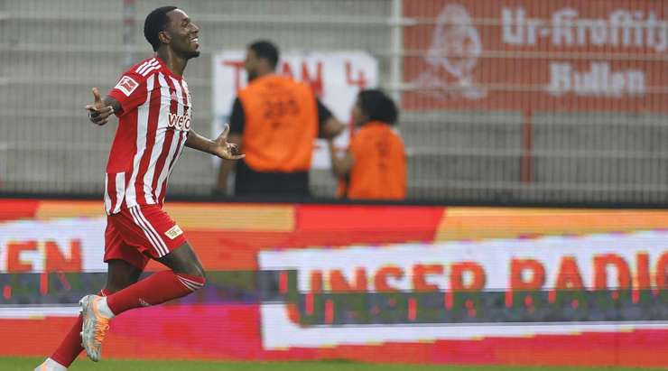 Vào! Sheraldo Becker (Union Berlin) chớp cơ hội sau một tình huống bóng bật ra trong vòng cấm và đánh bại thủ môn với một cú sút vào góc cao bên trái. Tỉ số đã được nâng lên: 2:0.