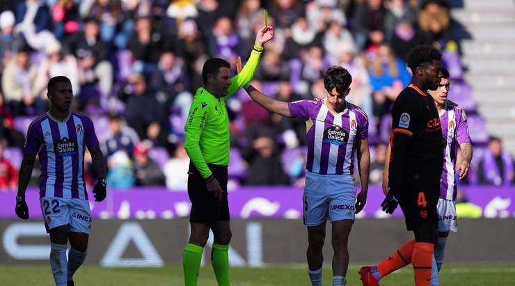 Alvaro Aguado (Valladolid) bị phạt thẻ vàng.