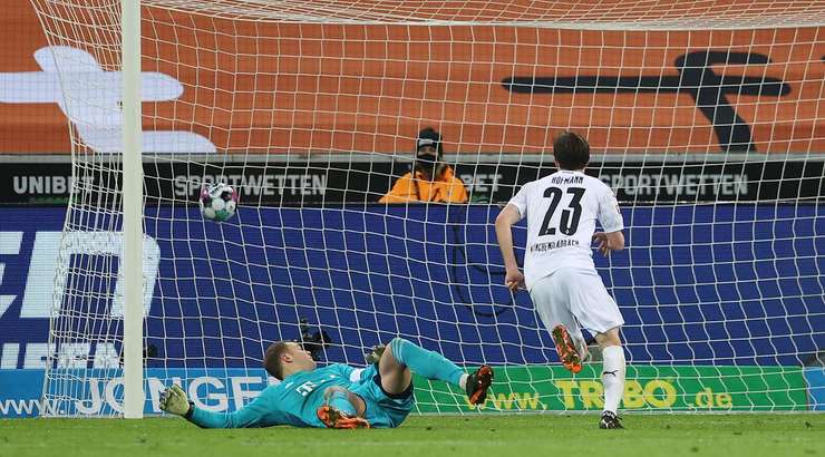 Vào - 1:2! Lars Stindl kiến tạo cho Jonas Hofmann (B. Monchengladbach) trong vòng cấm và anh ấy đưa bóng vào góc trái phía dưới và qua Manuel Neuer.