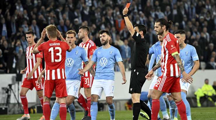 Halil Umut Meler rút ra một chiếc thẻ đỏ không hề do dự. Andras Schafer (Union Berlin) có thể đi tắm sớm và dành thời gian suy nghĩ về pha phạm lỗi của mình.