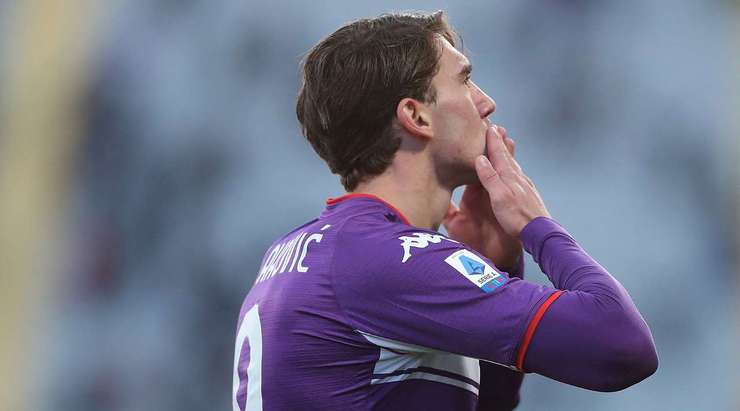 Một pha dứt điểm xuất sắc! Dusan Vlahovic (Fiorentina) khống chế gọn gàng đường chuyền từ Alfred Duncan tại rìa vòng cấm, sau đó, anh tung một cú sút căng vào nóc lưới. Tỉ số là 2:0.