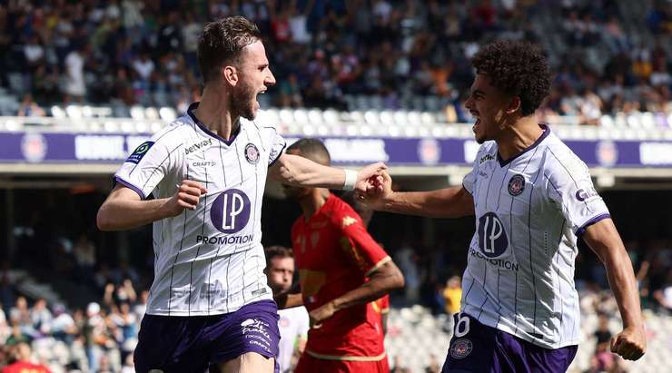 Vào! Yahia Fofana đã chạm được những đầu ngón tay vào bóng sau cú sút của Branco van den Boomen (Toulouse), nhưng chừng đó thôi không đủ ngăn trái bóng đi vào góc phải khung thành.