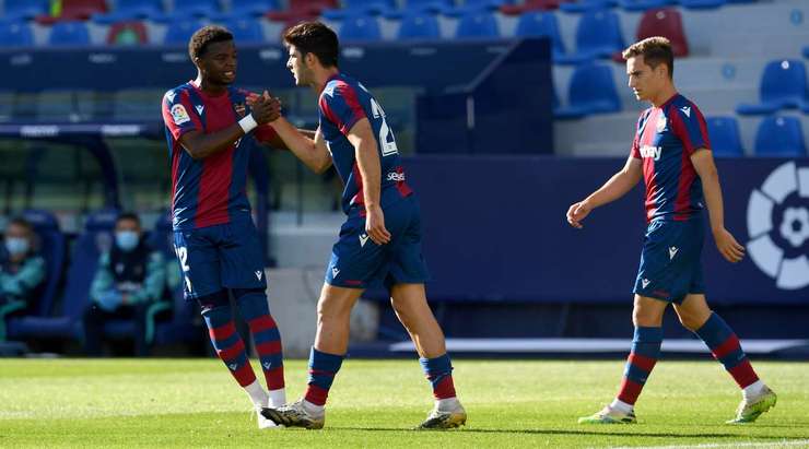 Gonzalo Melero (Levante) ghi bàn sau một quả phạt góc được thực hiện tốt. Anh ấy nhảy cao nhất và đánh đầu dũng mãnh vượt qua thủ môn. Pha đánh đầu của anh ấy đập đất và đi vào phía trong cột dọc bên trái. Thủ môn đã không thể làm gì.