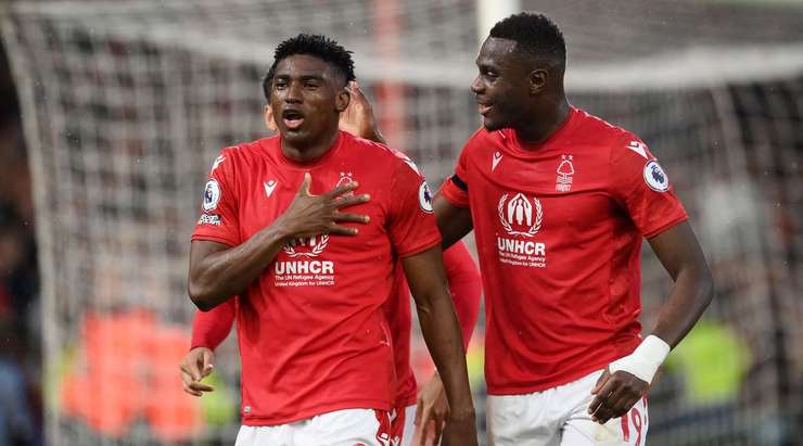 Vào! Taiwo Awoniyi (Nottingham) chớp cơ hội sau một tình huống bóng bật ra trong vòng cấm và đánh bại thủ môn với một cú sút thẳng vào nóc lưới. Tỉ số đã được nâng lên: 2:0.