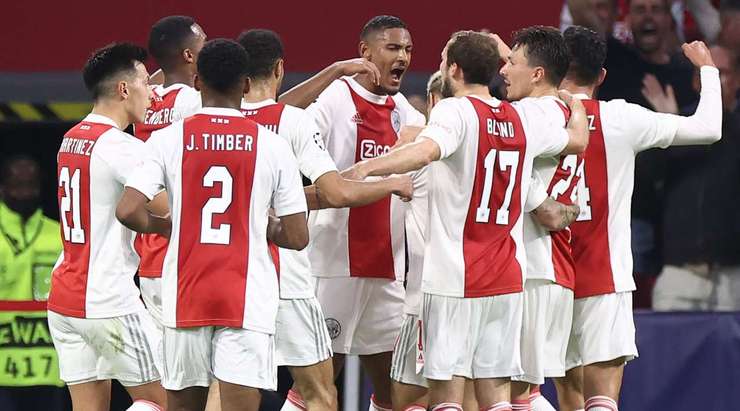 Sebastien Haller (Ajax) tìm thấy mành lưới! Anh ấy đón một quả tạt tốt và sút bóng chuẩn xác vào phía trong cột dọc bên phải!