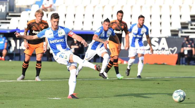 Vào! Ruben Perez (Leganes) tinh quái dừng lại một nhịp trước khi sút, chờ cho thủ môn Jaume Domenech đổ người trước khi bình tĩnh đưa bóng vào góc thấp bên trái.
