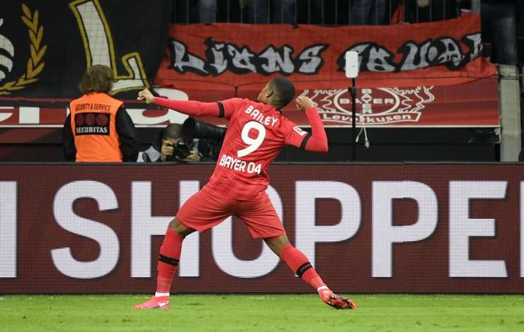 Vào! Leon Bailey (Bayer Leverkusen) sút bóng bật ra vào góc phải phía dưới sau khi bóng đến chỗ anh ấy trong vòng cấm. Tỉ số là 3:3.