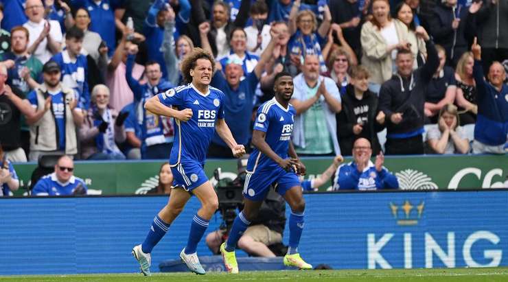 Wout Faes (Leicester) đang ăn mừng sau một bàn thắng tuyệt đẹp. Anh ấy có vừa đủ khoảng trống trong vòng cấm để đón quả đá phạt và đánh đầu chuẩn xác vào mé trong cột dọc bên phải.