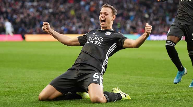 Một quả phạt góc hoàn hảo! Jonny Evans (Leicester) đón đường treo bóng vào và tung một cú đánh đầu uy lực từ gần chấm phạt đền vào sát mé trong cột dọc bên trái, nâng tỉ số trận đấu ngày hôm nay lên 1:3.