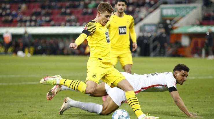 Thorgan Hazard (Dortmund) kết thúc nỗ lực đi bóng đẹp mắt của mình với một cú sút xuất sắc từ trong vòng cấm. Bóng đi vào góc thấp bên trái khung thành và Rafal Gikiewicz chỉ có thể vào lưới nhặt bóng. Tỉ số là 0:1.