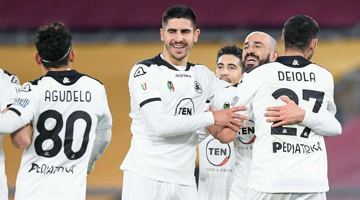 Đã có bàn thắng! Riccardo Saponara (Spezia) trình diễn kĩ thuật tuyệt vời của mình với một cú vô-lê trong vòng cấm vào góc phải khung thành. Công kiến tạo thuộc về Andrey Galabinov và tỉ số là 0:2.