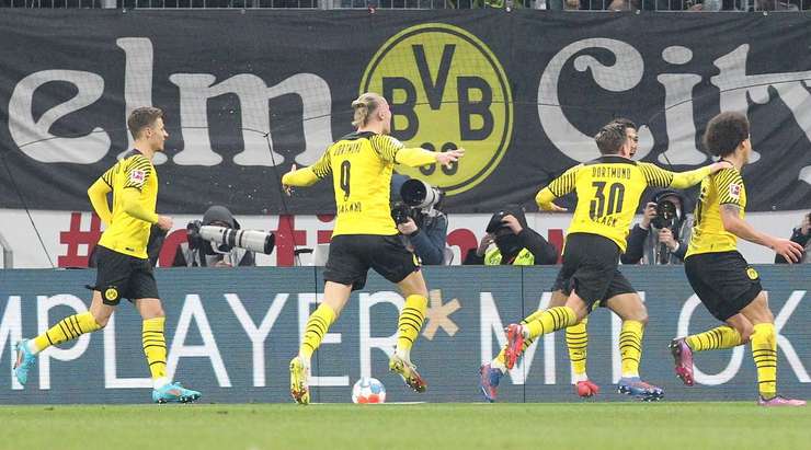 Vào! Bóng từ quả đá phạt trước đó đến chân của Axel Witsel (Dortmund) trong vòng cấm và cầu thủ này tung một cú sút căng chuẩn xác vào góc phải khung thành.