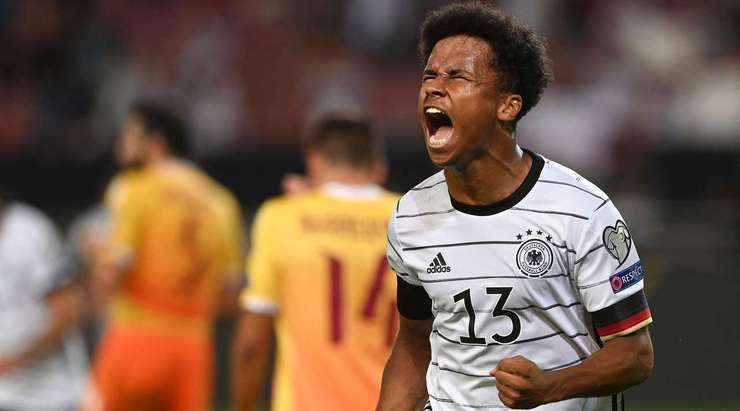 Vào! Florian Wirtz thể hiện nhãn quan tuyệt vời của mình với đường chuyền sắc sảo cho Karim Adeyemi (Đức), người đã rất bình tĩnh sút bóng vào góc phải phía dưới. Tỉ số là 6:0.
