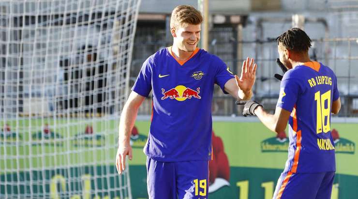 Alexander Sorloth (RB Leipzig) nhận một đường chuyền sát thủ, đặt anh vào thế đối mặt với thủ môn và anh đã bình tĩnh đưa bóng vào lưới.